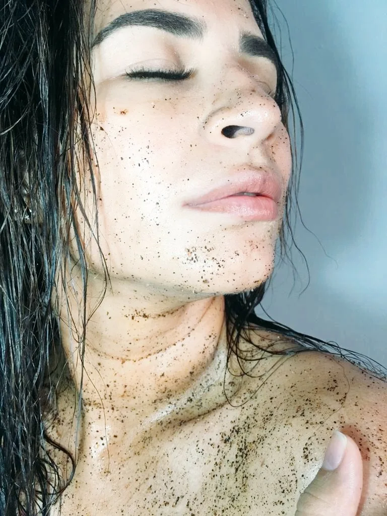 Ritual de uso: exfoliante de café Ritual Activación aplicado en el rostro y el cuello, ojos cerrados